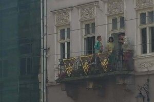 Посеред білого дня у самісінькому центрі Львова голяка фотографувалися дівчата