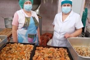 Для пацієнтів Луцької міської лікарні влаштували святковий обід з нагоди свята 8 березня (Фото)