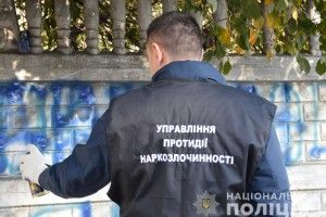У Луцьку поліцейські знищували оголошення про продаж наркотиків