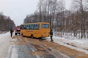 На Волині з дороги знесло шкільний автобус (Фото)