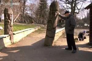 Після трагедії в Запоріжжі у Рівному перевірять стійкість дерев'яних скульптур у парках