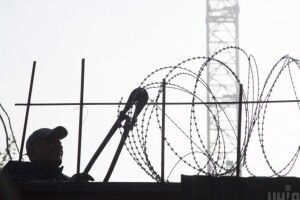 В Мелітополі росіяни видовбують зі стін мідний дріт, аби здати на металобрухт в своїй «могутній країні»
