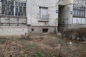 У Луцьку муніципали знесли незаконно встановлені до будинку сходи