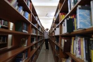 Голова Національної спілки письменників заявив, що в Україні книжка програє конкуренцію ковбасі