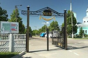 Російські окупанти обстріляли кладовище в Чернігові: загорівся храм, у підвалі якого перебували люди