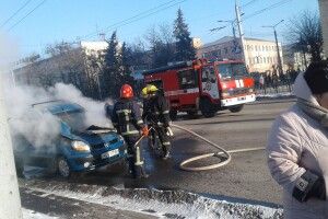 У центрі Луцька горить автомобіль (Фотофакт)