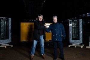 Щоб у Херсоні був свіжий хліб: Порошенко з волонтерами везе у місто пекарню і потужний генератор