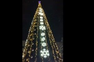 У місті на Волині засвітили новорічну ялинку-красуню. В тестовому режимі (Відео)