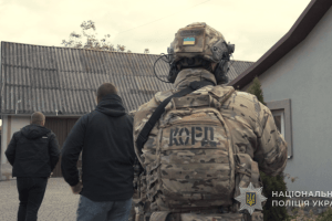 Поліція «накрила» нарколабораторію біля Луцька: «заробляли» пів мільйона на місяць (Відео)
