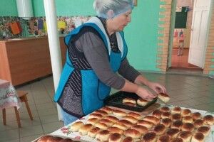 Вчителі волинської громади і абетки навчають, і пиріжки для ЗСУ печуть (Фото)