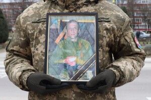 Рівненщина попрощалася з воїном, який помер уві сні