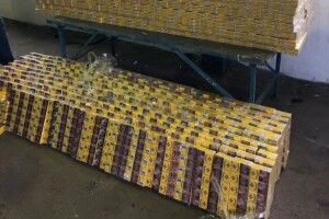 На Волині на кордоні з Білоруссю у вантажівці зі склопакетами прикордонники виявили партію сигарет (Фото, відео)