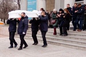 Білосніжна труна, море квітів і сліз: як прощалися із загиблою у вогні лікаркою