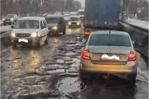 Водії на трасі Рівне-Луцьк отримують штрафи через ями на дорозі