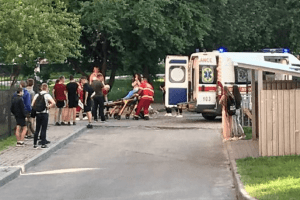 У Луцьку встромили підлітку у спину ножа (Відео)