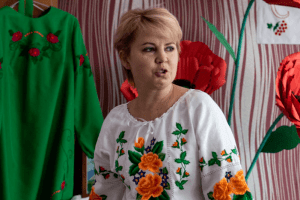 Майстриня навчає жінок вишиванню на Луганщині