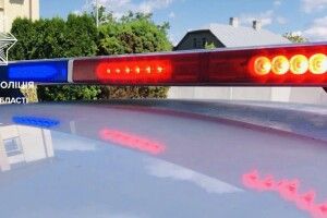 Не могла припаркуватися: у Луцьку водійка підбила дві автівки і втекла
