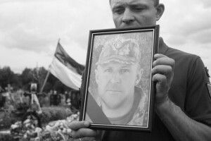 Провели на колінах: на Волині попрощалися з загиблим на війні Героєм