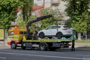 Відстоювала своїм тілом: жінка не давала евакуатору забрати авто (Відео)