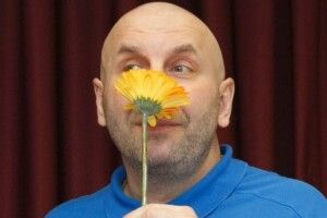 У росії відомий сімейний психолог під час лекції побив жінку (Відео 18+)
