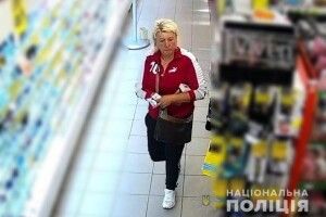 Зафіксували камери відеоспостереження: луцькі поліцейські шукають злодійку (Фото)