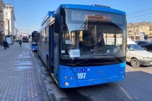 У Рівному здогадались запустити спецрейсовий автобусний маршрут, щоб люди могли добиратися на роботу