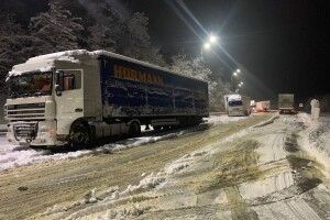 На Рівненщині у снігових заметах застрягли 11 вантажівок (Фото)