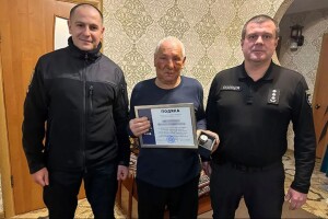 Сів у палаючий автомобіль і врятував сусідні машини: у Києві відзначили героїчний вчинок сміливця