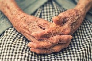 Старість застала волиняку в холоді та голоді