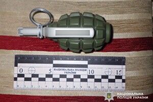 На Рівненщині п'яний чоловік погрожував дружині та дітям гранатою