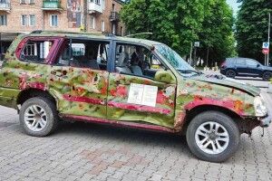У місті на Волині з’явилося розбите авто військових з-під Бахмута