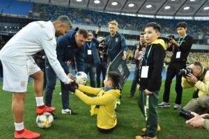 Безногий хлопчик з Казахстану зіграв у футбол зі своїми кумирами Шевченком і Зінченком
