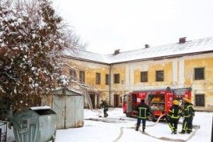 У Луцьку горить будинок