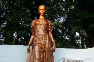 «Можливо, за ним треба просто доглядати», – лучани про бронзовий колір пам'ятника Лесі Українці (Відео)