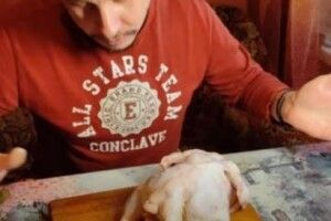 Українець придбав у супермаркеті курку-мутанта з трьома лапами (Фото)