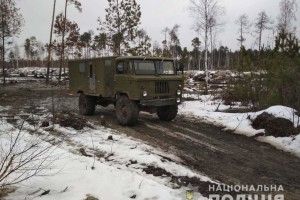 Бурштинокопачі у повному спорядженні натрапили на поліцейських