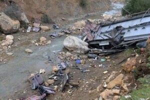 У Кашмірі автобус зірвався в ущелину: 22 жертви
