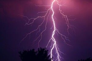 Двоє жінок вижили після удару блискавки