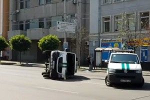 У центрі Києва перекинувся інкасаторський мікроавтобус