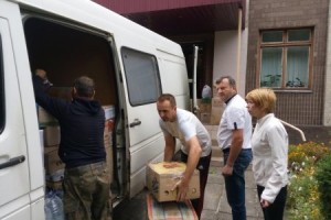 Жителі Рівненщини зібрали гуманітарну допомогу для дітей з воюючого Донбасу