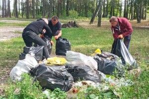 У Шацькій громаді сьогодні прибирають прибережні зони пляжі (Фото) 