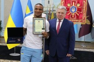 Жан Беленюк став старшим лейтенантом і одержав нагородний пістолет