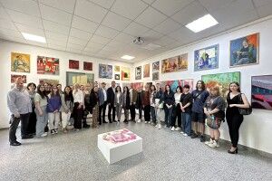 Як бачать світ молоді митці: у Луцьку триває виставка художніх робіт студенів