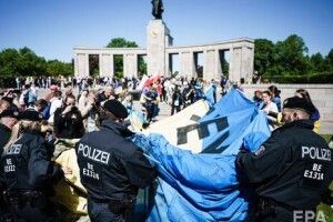 У Берліні поліція затримала чоловіка за українські прапорці