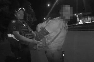 У місті на Волині поліцейські вгамовували хлопця, який напав на колишню дівчину, сльозогінним газом