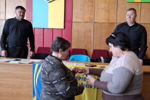 У громаді на Волині мамі вручили посмертні нагороди доньки-волонтерки 