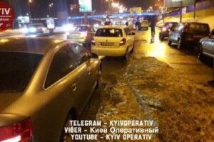 У Києві протягом ночі постраждало від ям на дорозі 15 автівок