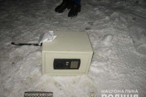 Рівнянин викрав сейф з магазину, але втекти не встиг