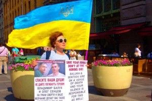 Кілька російських активістів з прапорами України вимагали звільнення політв’язнів