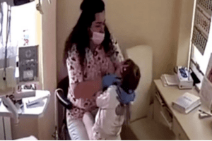 У Рівному стоматолог била і душила дітей (Відео моменту)